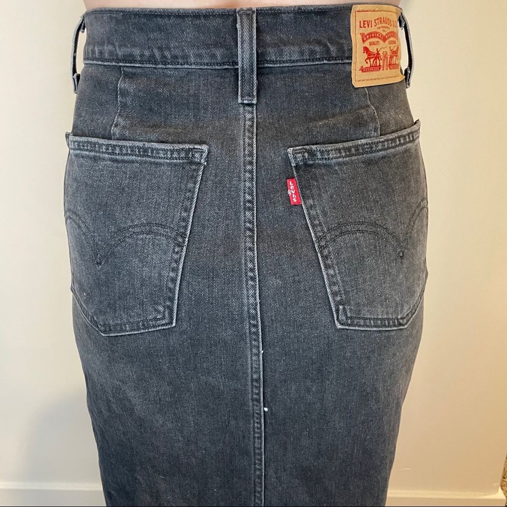 Black Levi’s Button-Up Denim Skirt Knee length 27